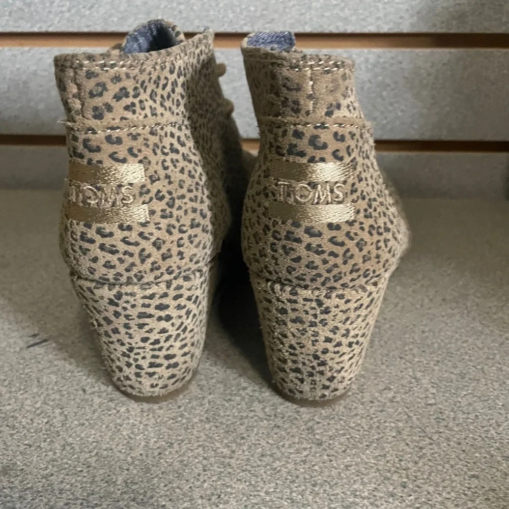 TOMS Desert Wedge Leopard Print Lace‎ Up Ankle Booties Shoes Women's Size 7.5